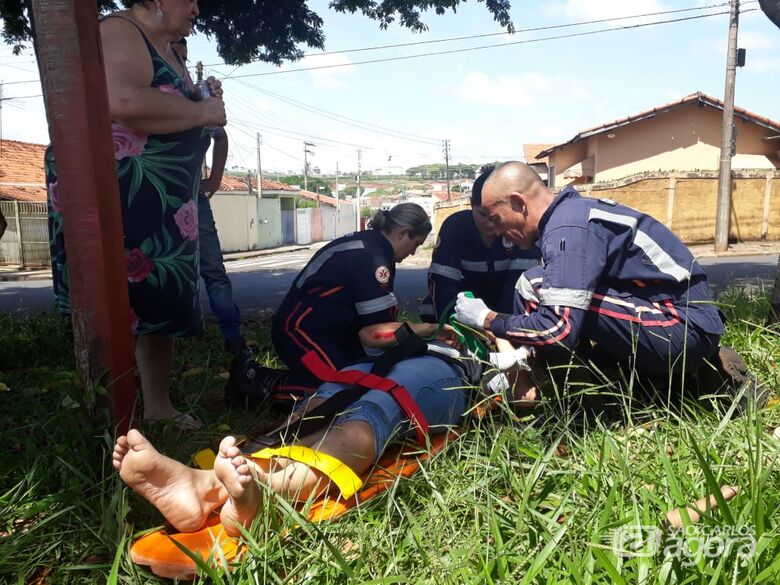 Motociclista sofre queda após passar sofre folhagem molhada em asfalto - Crédito: Marco Lúcio