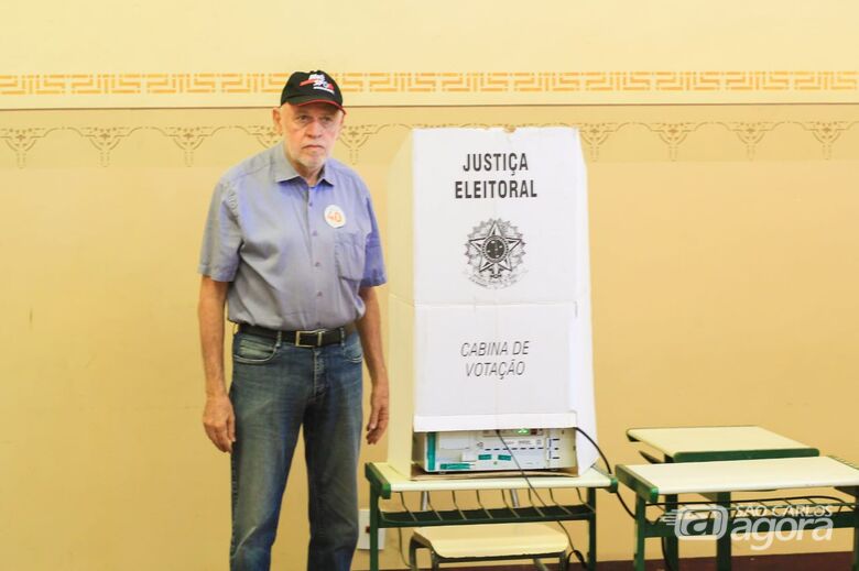 Airton Garcia leva 15 segundos para exercer o direito do voto - Crédito: Marco Lúcio