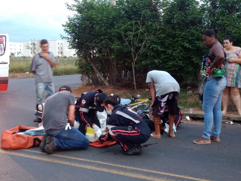 Ônibus passa sobre a perna de ciclista no Parque dos Flamboyants - Crédito: Luciano Lopes