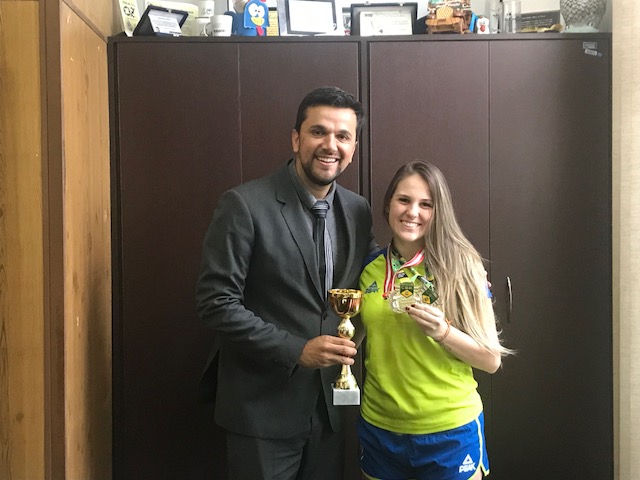 Rodson parabeniza a atleta Gabi Sepe pelas recentes conquistas - Crédito: Divulgação