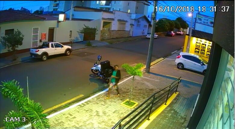 Câmera flagra ladrão furtando moto na Marechal Deodoro - Crédito: Reprodução