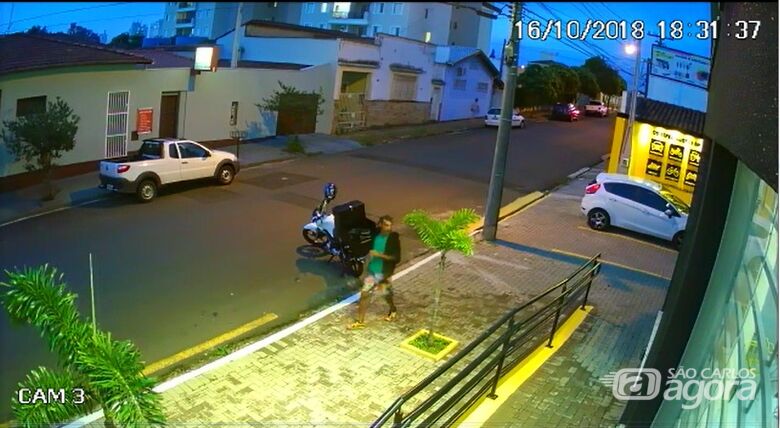 Câmera flagra ladrão furtando moto na Marechal Deodoro - Crédito: Reprodução