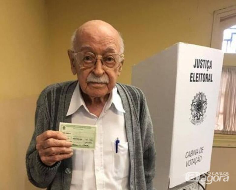 Idoso de 100 anos vota em São Carlos - Crédito: Folha SCR