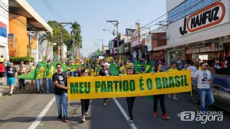 Apoiadores de Bolsonaro realizam "Passeata da Vitória" em São Carlos - Crédito: Folha SCR