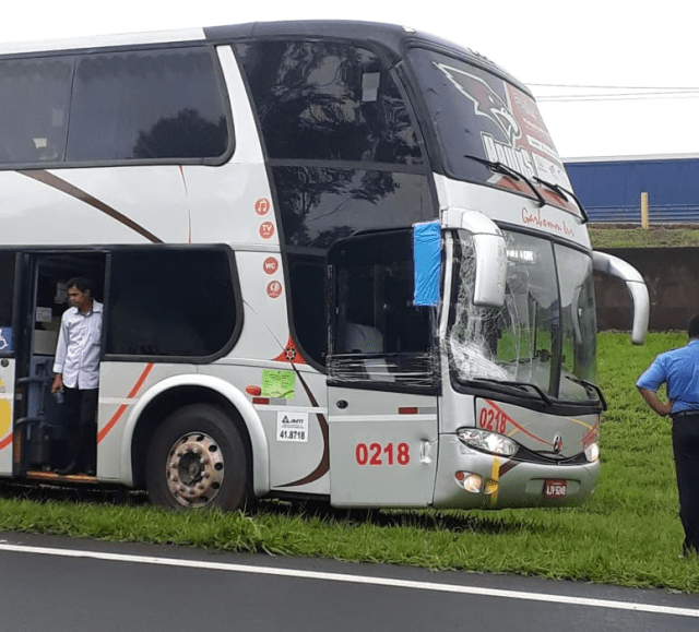 Ônibus se envolve em acidente na Washington Luis - Crédito: Grupo Rio Claro
