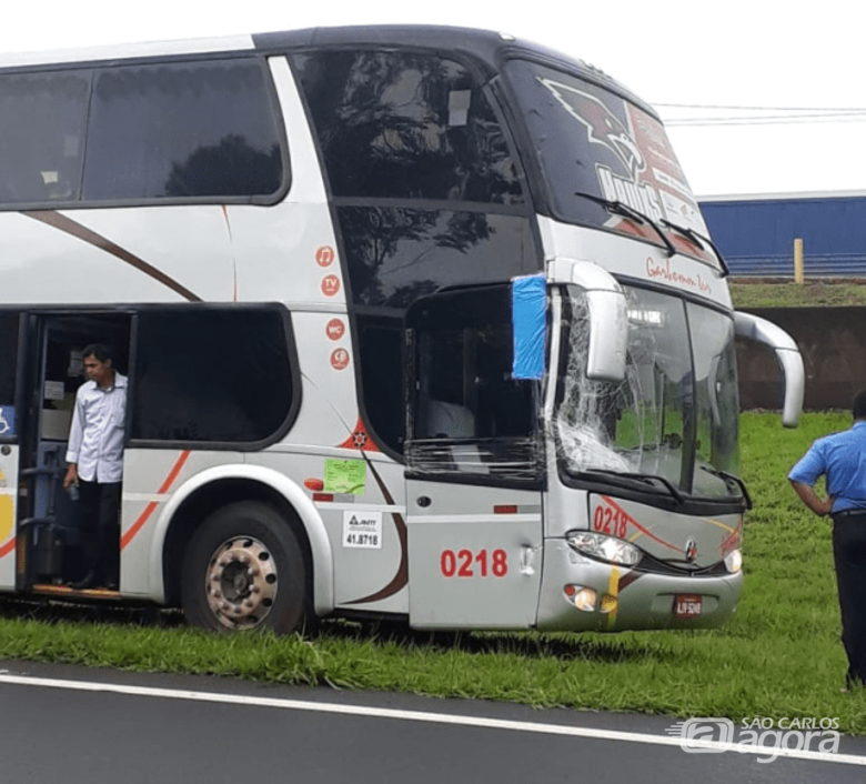 Ônibus se envolve em acidente na Washington Luis - Crédito: Grupo Rio Claro
