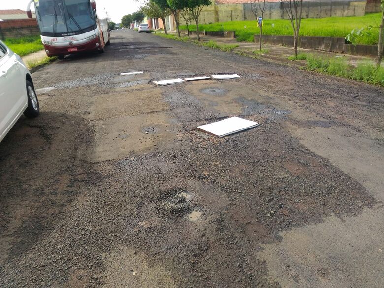 Buracos “invadem” a rua Peru e moradores estão revoltados - Crédito: Whatsapp/SCA