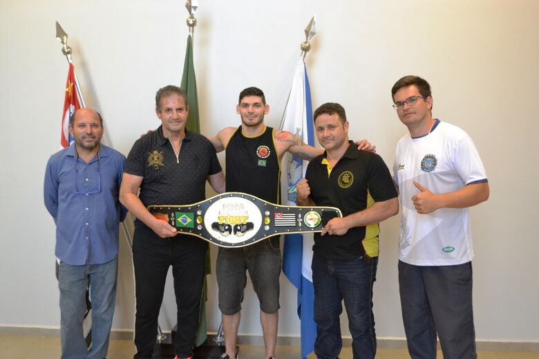 Prefeito Zé Parella recebe a visita do atleta ibateense João Samurai - Crédito: Divulgação