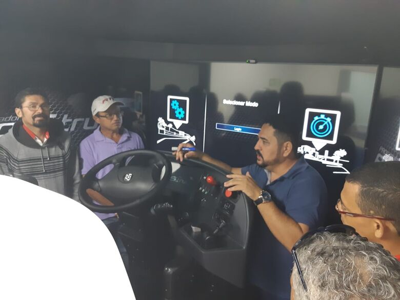 Motoristas da Suzantur São Carlos fazem treinamento com Simuladores de Direção no Sest Senat - Crédito: Divulgação