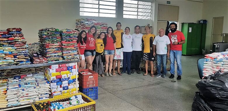 Estudantes doam mais de 12 toneladas de alimentos para o Fundo Social - Crédito: Divulgação