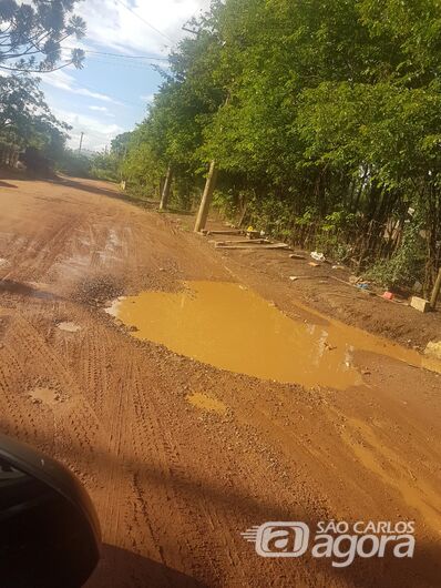 Avenida sem pavimento e esburacada irrita motoristas - Crédito: Divulgação