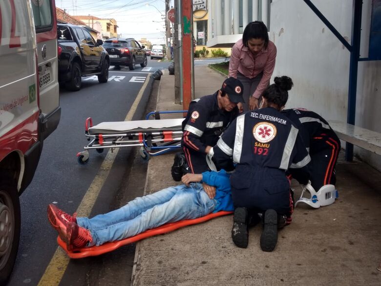 Motociclista fica ferido após ser atingido por carro no Centro - Crédito: Luciano Lopes
