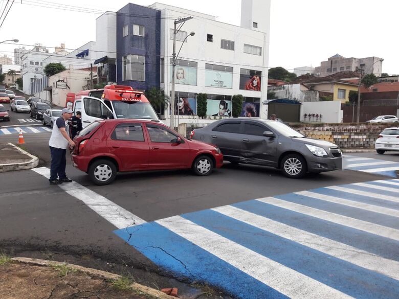 Motorista avança o “pare” e causa colisão no centro - Crédito: Maycon Maximino