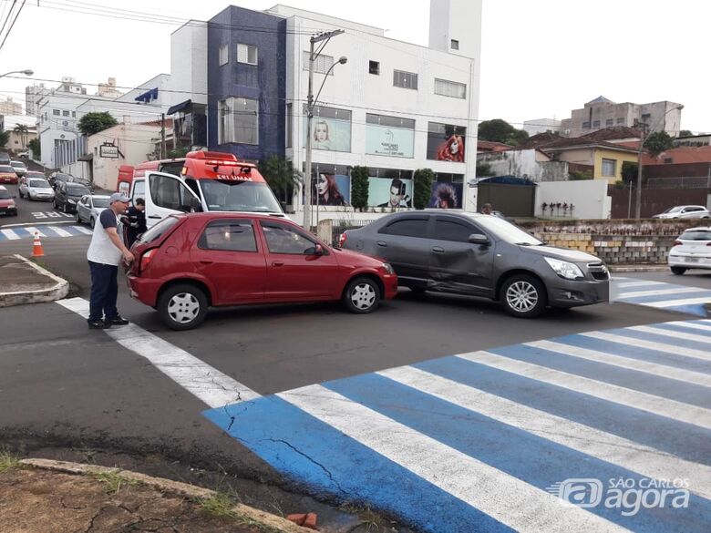 Motorista avança o “pare” e causa colisão no centro - Crédito: Maycon Maximino