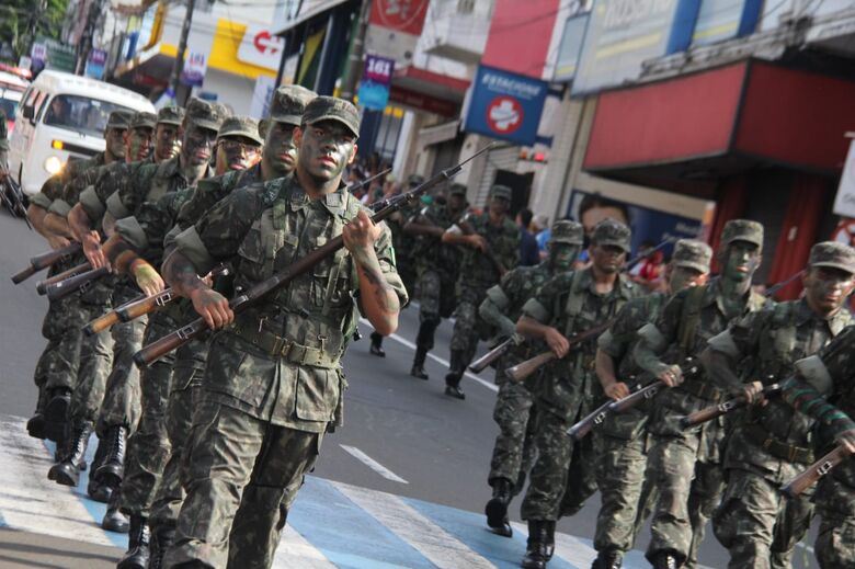 Desfile Cívico encanta o público na avenida São Carlos - Crédito: Maycon Maximino