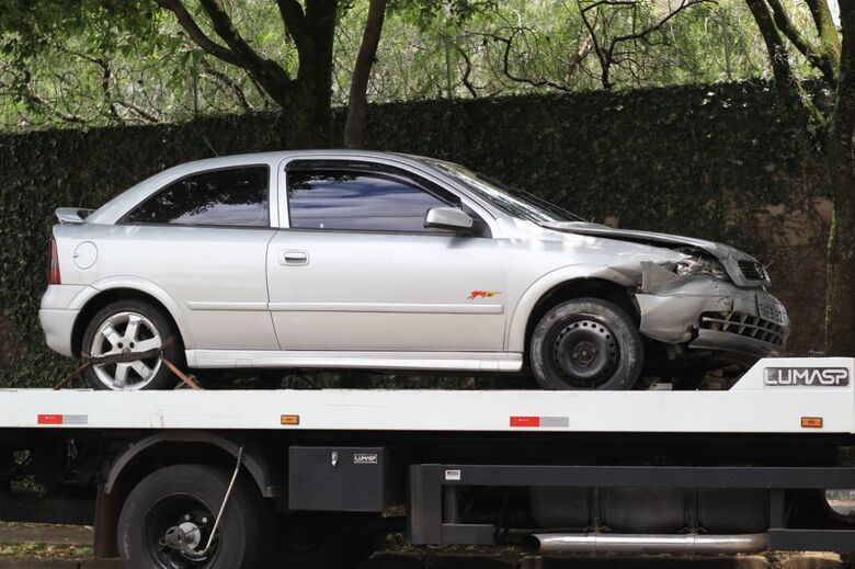 Astra furtado é abandonado no Cidade Aracy - Crédito: Marco Lúcio