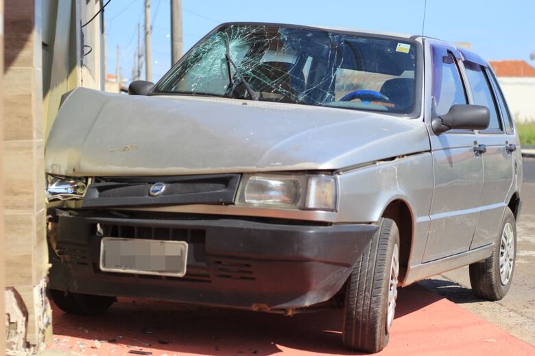Mulher fica ferida após motorista colidir carro em portão de residência - Crédito: Marco Lúcio