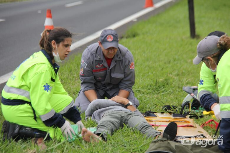 Ao tentar ultrapassagem motociclista sofre queda em frente a Havan - Crédito: Maycon Maximino