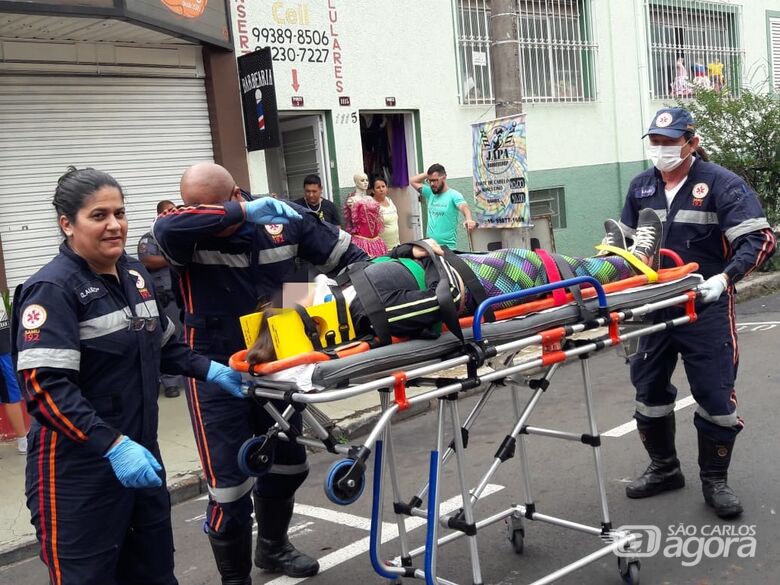 Garota de 15 anos é socorrida com dores após acidente no centro - Crédito: Maycon Maximino