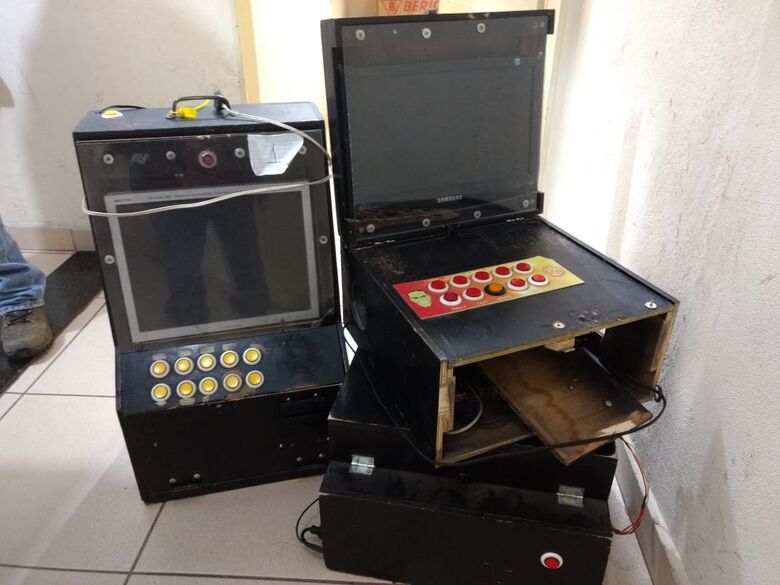 Caça-níqueis são apreendidas em bar no Cidade Aracy - Crédito: Luciano Lopes