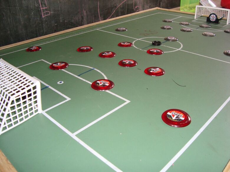 Biblioteca Comunitária da UFSCar promove práticas de futebol de botão - Crédito: Divulgação