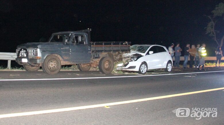 Motorista perde controle e colide carro na SP-215 - Crédito: Maycon Maximino