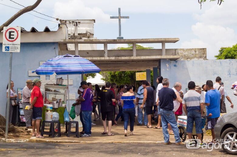 Movimento nos cemitérios de São Carlos é intenso no Dia de Finados - 