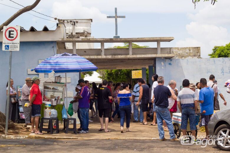 Movimento nos cemitérios de São Carlos é intenso no Dia de Finados -
