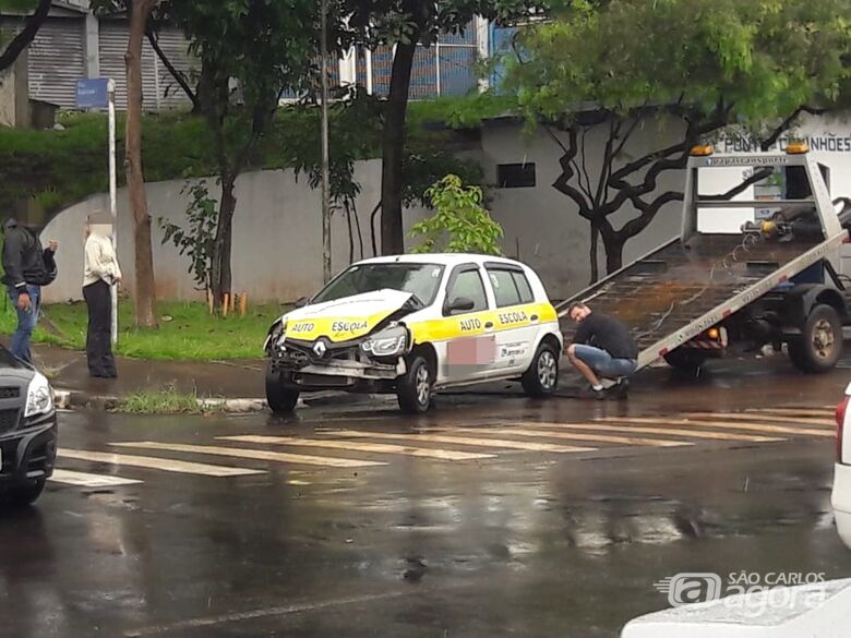 Mulher colide carro de autoescola em caminhão - Crédito: Maycon Maximino