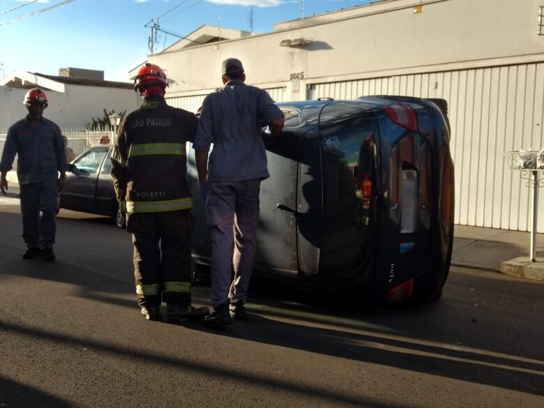 Após colidir em carro estacionado, Mercedes-Benz tomba na Vila Nery - 