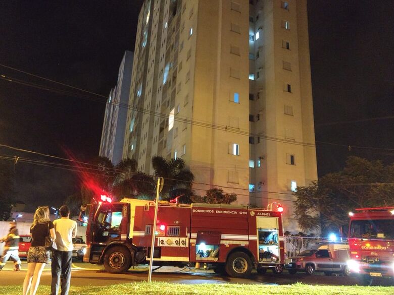 Incêndio em apartamento assusta moradores em conjunto de prédios na região do shopping - Crédito: Luciano Lopes