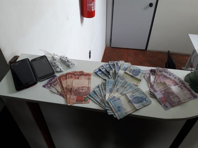 Adolescentes escondiam entorpecentes em árvore - Crédito: Maycon Maximino