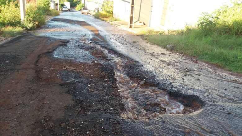 Em rua esburacada, vazamento de água completa 3 anos - Crédito: Divulgação