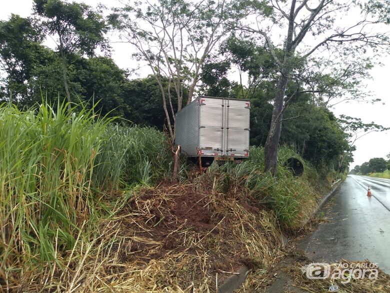 Caminhão perde o controle e sai da pista em Ribeirão Bonito - Crédito: RB na Rede