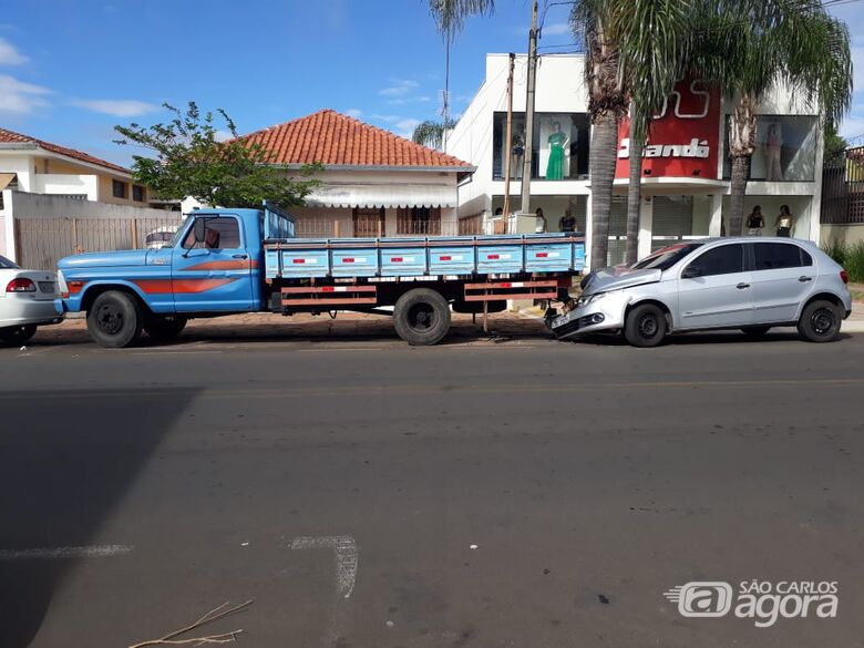 Gol colide na traseira de caminhão na Sallum - Crédito: Divulgação