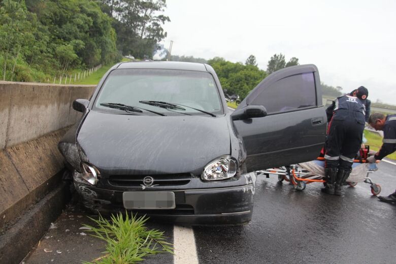 Motorista perde controle e carro colide em mureta de concreto - Crédito: Maycon Maximino