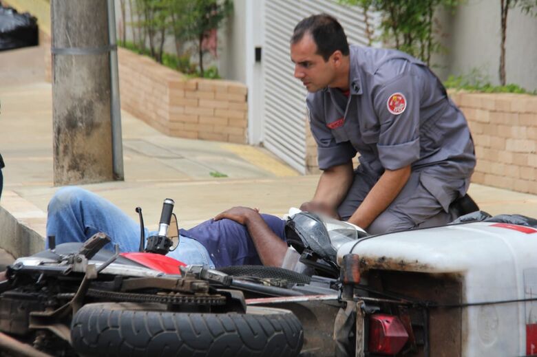 Casal fica ferido após acidente no centro - Crédito: Maycon Maximino