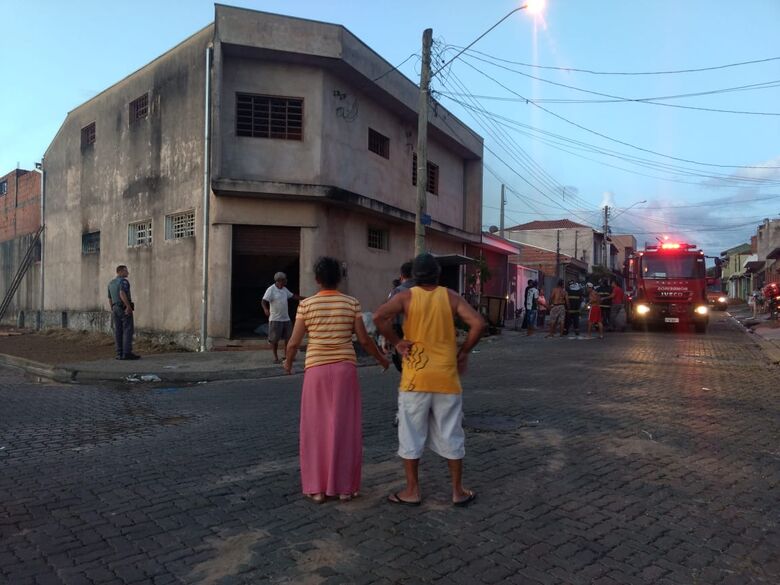 Incêndio em residência mobiliza o Corpo de Bombeiros no Santa Angelina - Crédito: Luciano Lopes