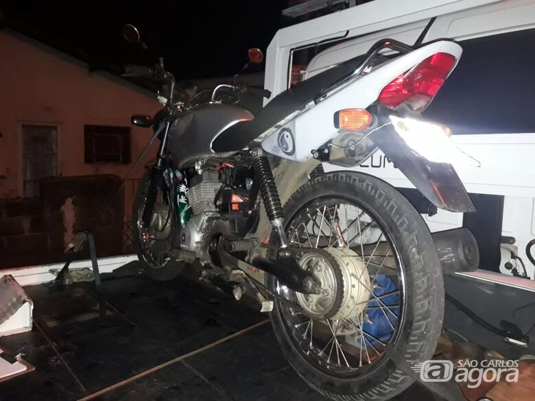 Dupla é detida com moto de origem suspeita - Crédito: Divulgação