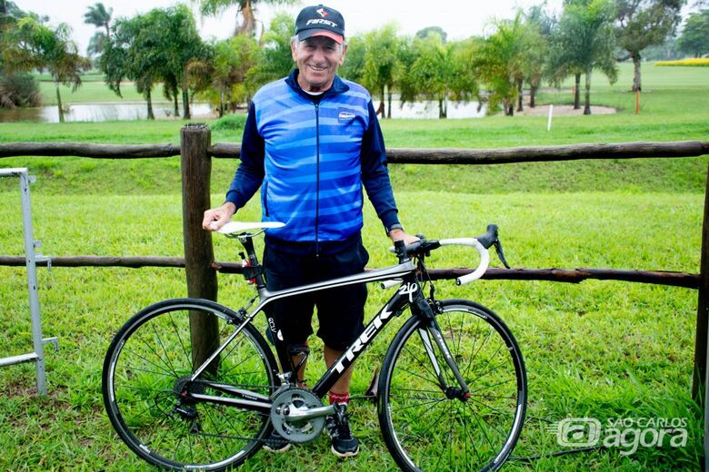 Aos 77 anos, ex-atleta do ciclismo coleciona mais de 800 troféus e ainda pedala - Crédito: Divulgação