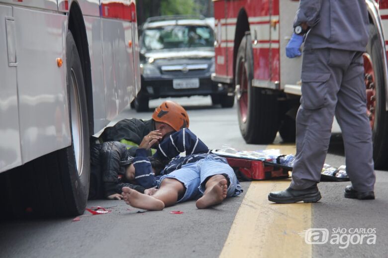 Após colisão traseira, jovem vai parar embaixo de ônibus - Crédito: Maycon Maximino