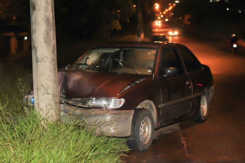 Carro colide em poste no Botafogo e duas mulheres ficam feridas - Crédito: Marco Lúcio