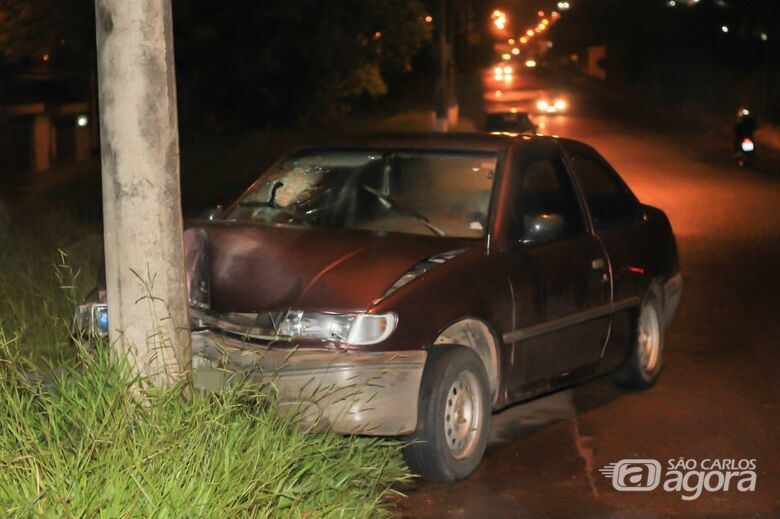 Carro colide em poste no Botafogo e duas mulheres ficam feridas - Crédito: Marco Lúcio