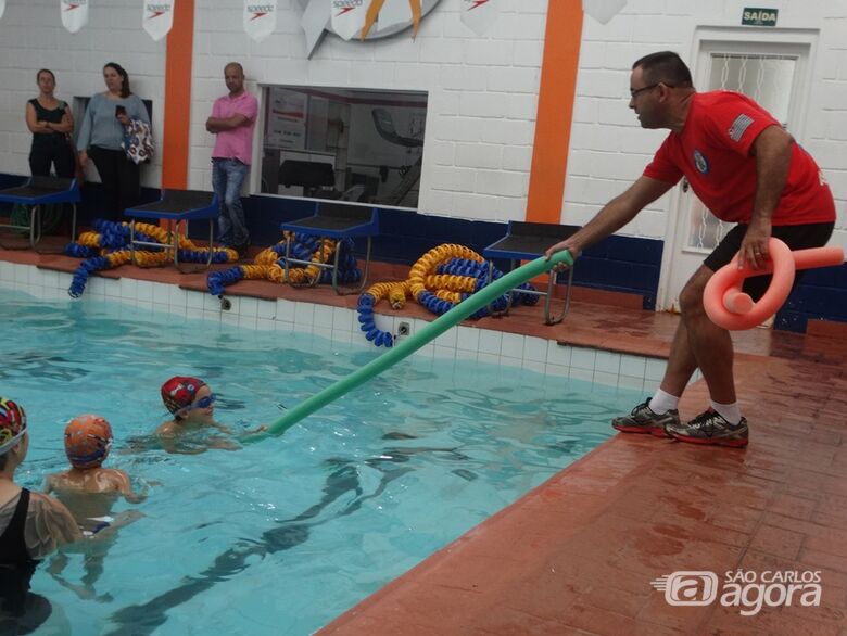 Crianças e adultos têm aulas sobre segurança no meio aquático - Crédito: Marcos Escrivani
