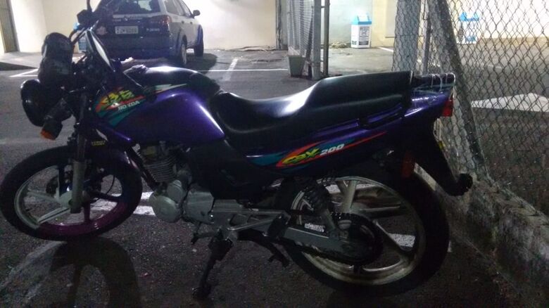 Adolescentes são flagrados com moto furtada - Crédito: Divulgação