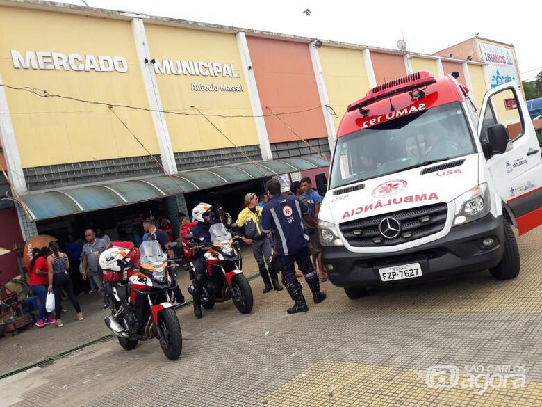 Jovem é agredido com banco de madeira no Mercadão - Crédito: Maycon Maximino