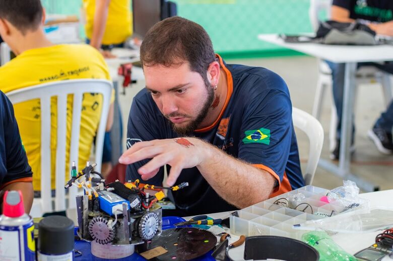 Robôs da USP São Carlos jogam um bolão no futebol e nas tarefas do lar - Crédito: Henrique Megid/Warthog Robotics