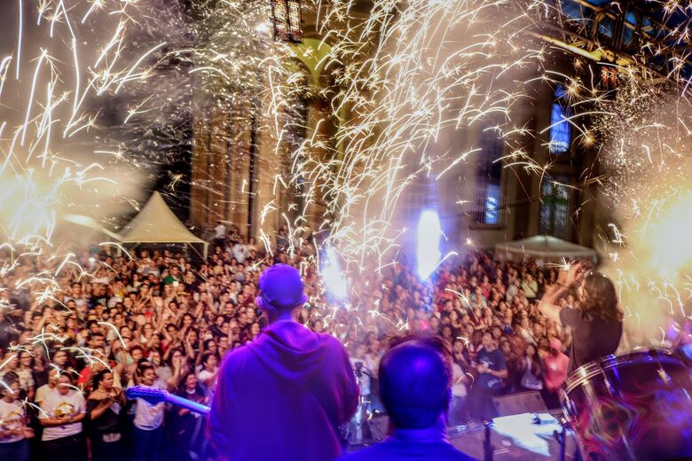 Hallel São Carlos reúne mais de 8 mil pessoas na Praça da Catedral - Crédito: Pascom Paróquia São Nicolau de Flüe