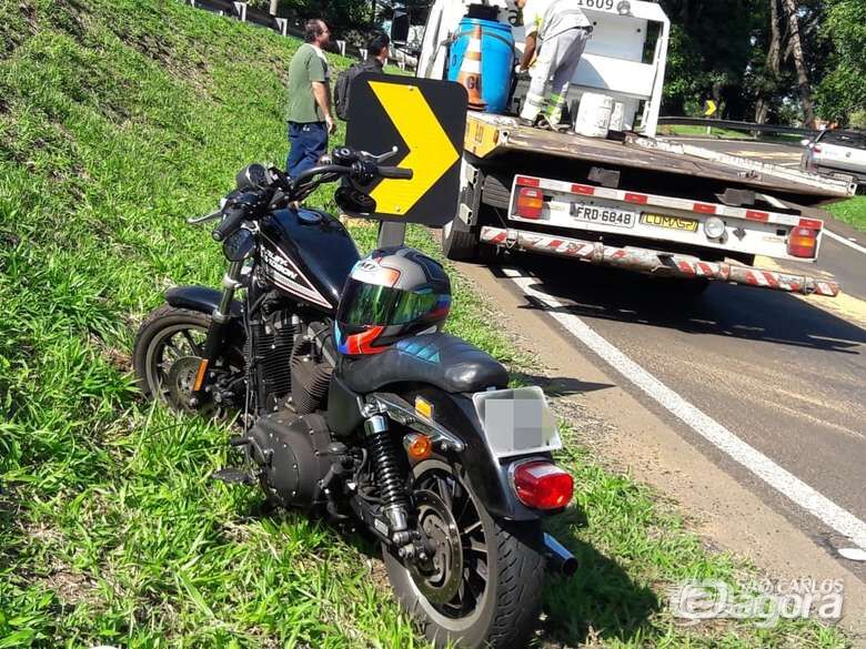 Óleo no asfalto causa queda de motociclista em alça de acesso - Crédito: Maycon Maximino