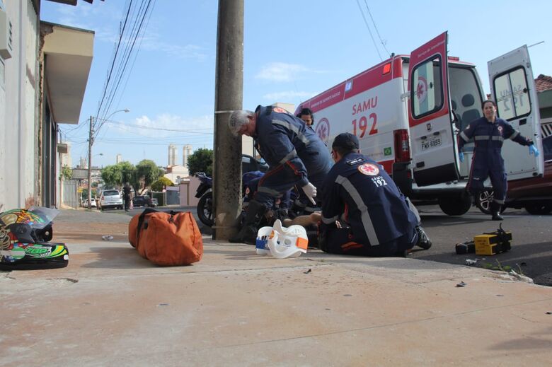 Motociclista colide em carro e em poste no centro - Crédito: Maycon Maximino